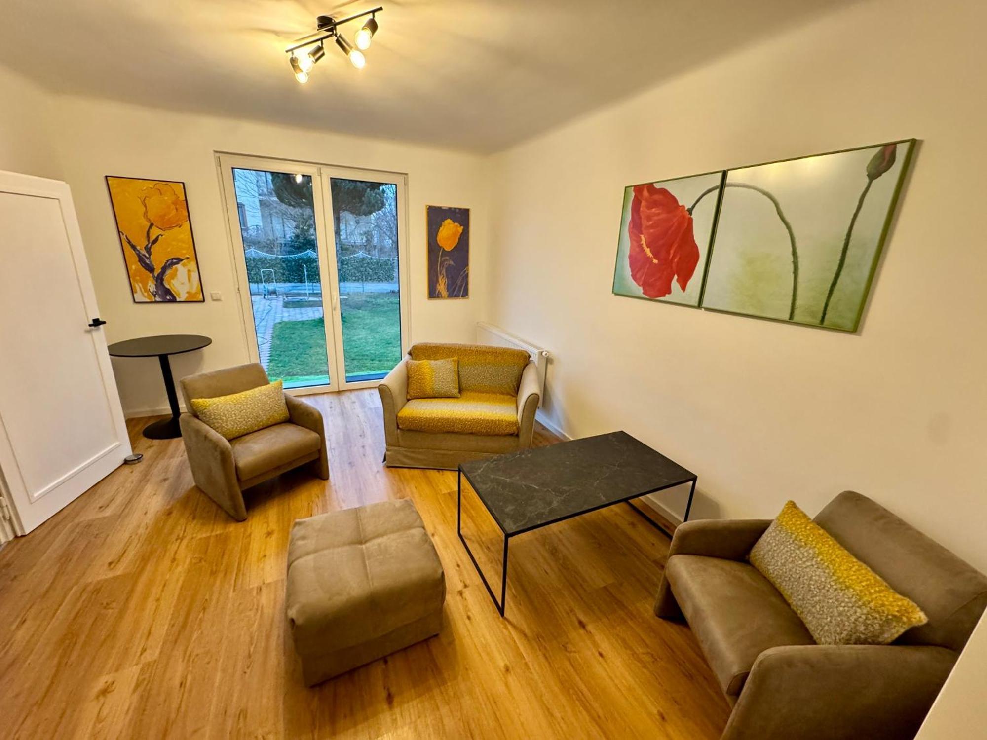 In In Perfect Situaton Near Vic And Donau Park With Pool And Private Garden Sleeps 4 With 2 Bedrooms, Kitchen And Livingroom And Bath And Private Parking Villa *